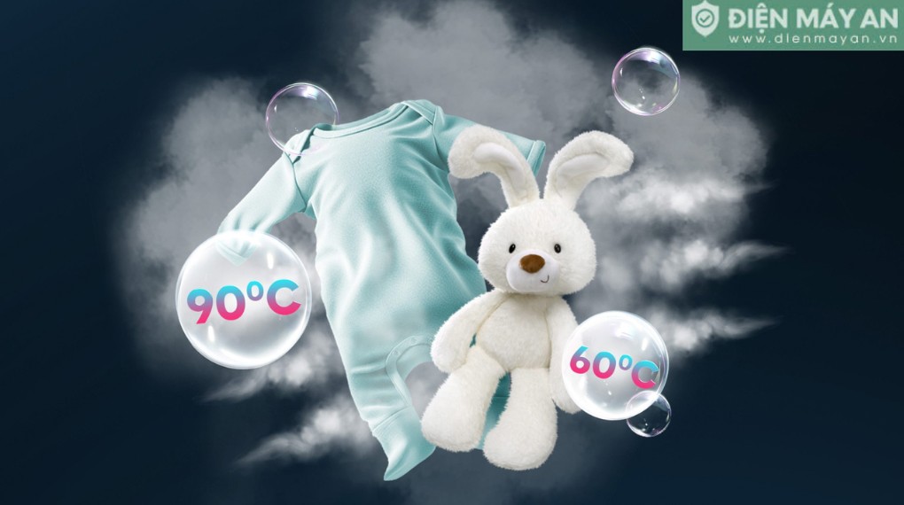 Quần áo sơ sinh và thú bông trắng được giặt sạch ở 60 độ C và 90 độ C trên nền khói xanh đậm